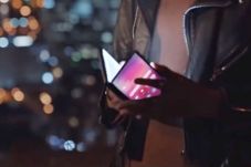 Ponsel Layar Lipat Samsung...