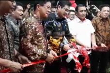 Resmikan GOR, Wakil...