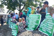 Ratusan Warga Minta...