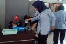 Puluhan Petugas Perempuan...