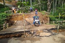 Digerus Arus Sungai,...
