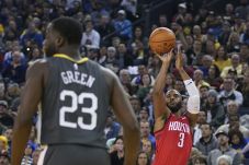 Rockets Permalukan Warriors,...