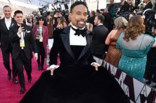 Gaun Tuksedo Billy Porter...