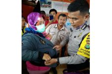 Belanja Pakai Uang Palsu,...