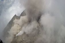 Gunung Merapi Keluarkan...