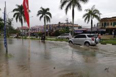 Diguyur Hujan Deras,...