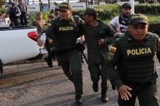 Membelot, Ratusan Tentara...
