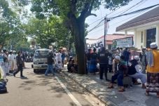 Ratusan Orang Unjuk...