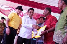 Serahkan Bantuan Tani...