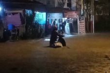 Diguyur Hujan Deras...