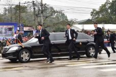 Selusin Bodyguard Berlari...