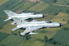 MiG-21 dan F-16, Jet...