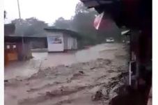 Banjir Bandang Landa...