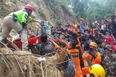 Tim SAR Gabungan Kerahkan...