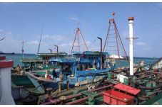 Curi Ikan di Perairan...