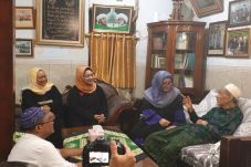 Sowan Mbah Moen, Putri...