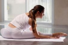 Yoga Asana Bantu Kontrol...