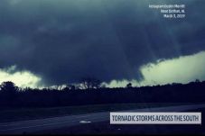 Tornado Hancurkan Banyak...