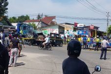 Truk Kontainer Seruduk...