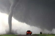 Tornado Menerjang Alabama,...