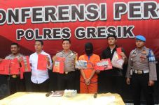 Cekcok saat Karaoke,...