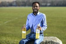 Minum Urine-nya Saban...