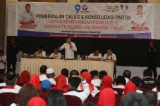 Beri Pembekalan Caleg,...