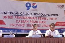 HT Beri Pembekalan Caleg...