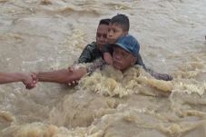 Hanyut Terseret Banjir...