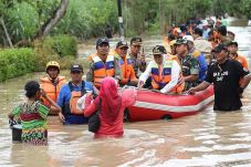 Naik Perahu Karet, Khofifah...