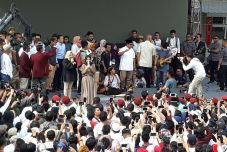 Prabowo Beri Bantuan...