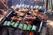 Kini, Menyantap Ayam...
