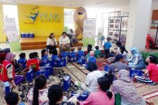WOM Finance Tampilkan...