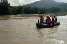 Main di Pinggir Sungai,...