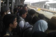 Perjalanan KRL Belum...