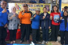 Menteri Rini Tinjau...