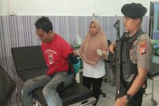 Pria Bersenjata Parang...