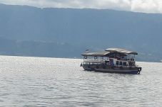 Danau Toba Sepi, Pengusaha...