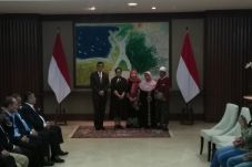 Menlu Retno Serah Terimakan...