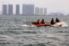 Kapal Terbakar di Kepulauan...