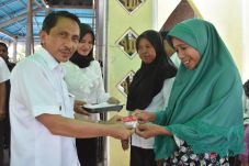 Bupati Nelson Serahkan...