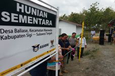 Asabri Serahkan 15 Rumah...
