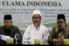 Sebar Berita Bohong,...