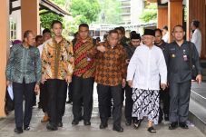 Ke Tebu Ireng, Menhan...
