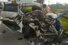 Xenia Hantam Truk Pengangkut...