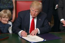 Trump Akan Veto Keputusan...