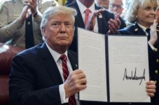 Trump Teken Veto Tolak...