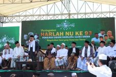 Pasca-Debat, Maruf Serahkan...