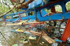 Speedboat Tabrak Pohon...