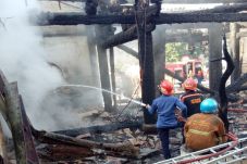 Dilalap Api, Bangunan...